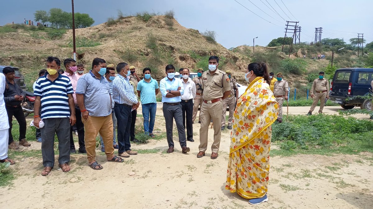 pakshalikasingh's tweet photo. चम्बल में आये उफान के कारण तटवर्ती इलाकों के बाढ़ प्रभावित गांव उमरेठा पुरा में पहुंचकर जिलाधिकारी तथा वरिष्ठ पुलिस अधीक्षक आगरा के साथ स्थिति का निरीक्षण किया। @myogiadityanath @narendramodi @DattaHosabale @JPNadda https://t.co/dzTGd3jfnI