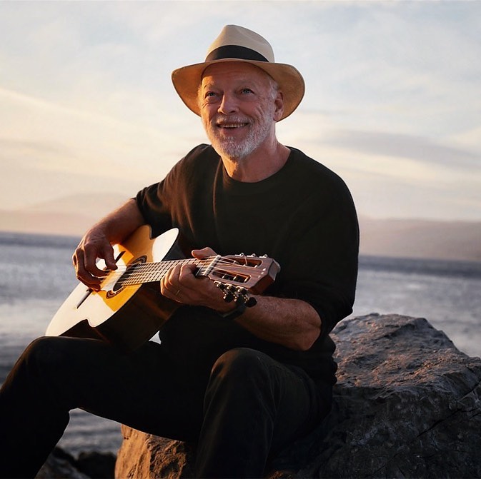 MixMusicCo's tweet photo. Gitarska legenda David Gilmour sa svojom C10 Crossover @CordobaGuitars  gitarom 👑
David u zadnje vreme svira #Cordoba  C10 promovišući prvi svoj singl u zadnjih 5 godina - “Yes, I Have Ghosts”, gde njegova ćerka Romany takođe peva i svira harfu. https://t.co/inBfkxjUx0