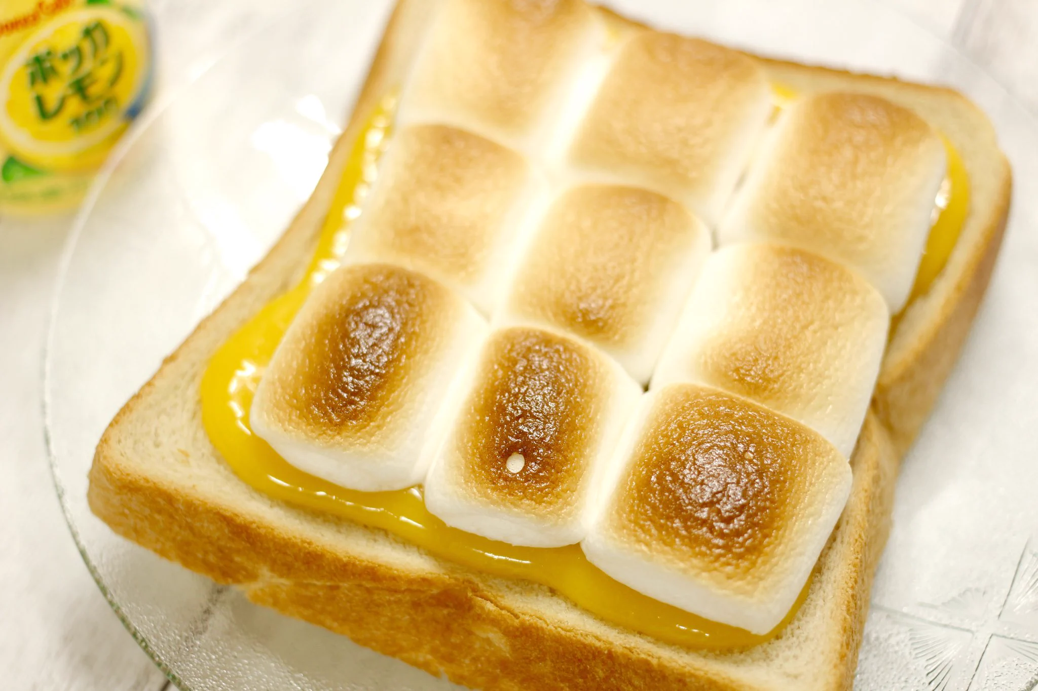 レモンの酸味と甘いマシュマロがよく合いそう！レモンパイ風のトーストレシピが話題に！