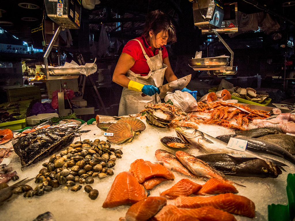 NGTIndia's tweet photo. This shot of a fishmonger going about her day at #Barcelona's 800-year-old fresh produce market, #LaBouqeria, is our #DailyShot for today, by Anujit Sarkar.
Send us your entries for our ongoing theme #IconicMarkets, on contest@natgeotraveller.in. https://t.co/8ls9DMNl0R