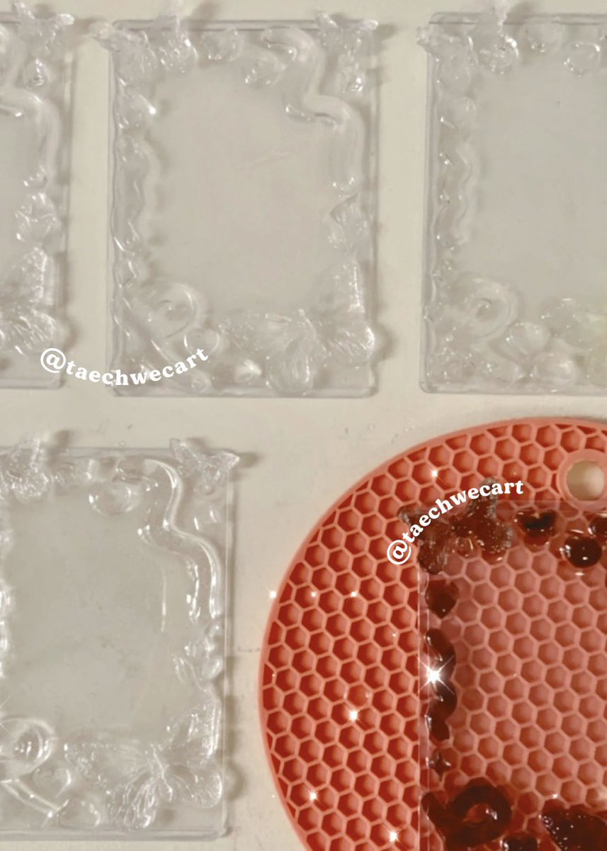 taechwecart's tweet photo. ✿ #taechweupdates ✿
{resin toploaders batch 1}
toploaders from this batch are almost finished! there’s also a delay in shipping for my packaging supplies but rest assured that i will immediately begin packing once i receive them! thank you so much 🧸🍓 https://t.co/pYbBFXdofu