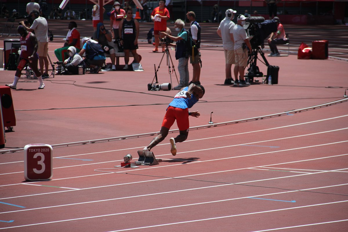 Histórica medalla de plata para Colombia por Anthony Zambrano 🥈🇨🇴

El velocista se colgó la medalla de plata en los 400 mts planos de #Tokyo2020, con un tiempo de 44,08. 

🇨🇴 Zambrano es el primer hombre colombiano en llegar a una final olímpica de velocidad y ganar una medalla.