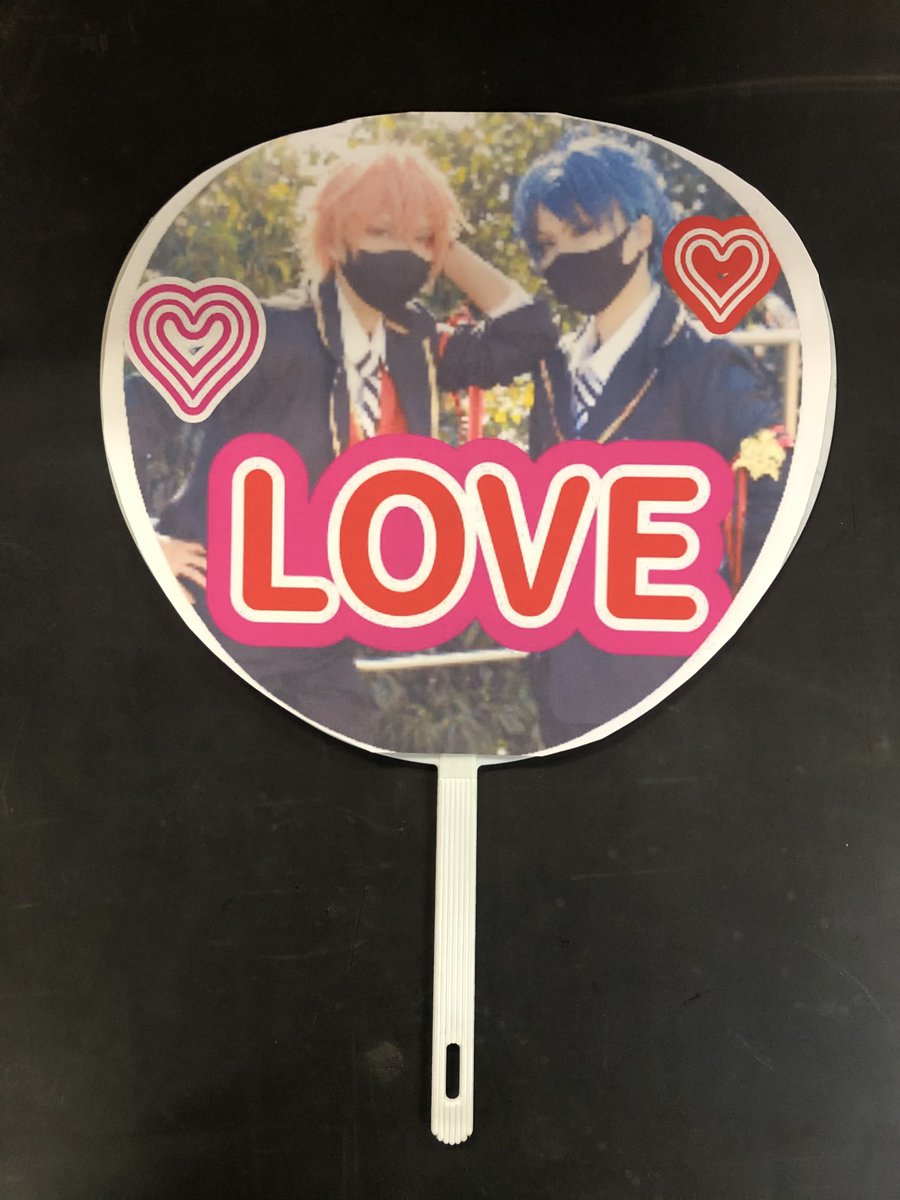 LSPSP's tweet photo. 今回対策の中にも楽しみをという事で歓声などによる飛沫を抑える為に出演者全員分の『推しうちわ』を作製します。
出演者の応援は勿論にいつも喋れなかった方にも気持ちを伝えれるものに出来ればと思います、フリーですので会場でお使いください。
※画像は制作過程のものになります
#LSSLL https://t.co/016A5ZKrPB
