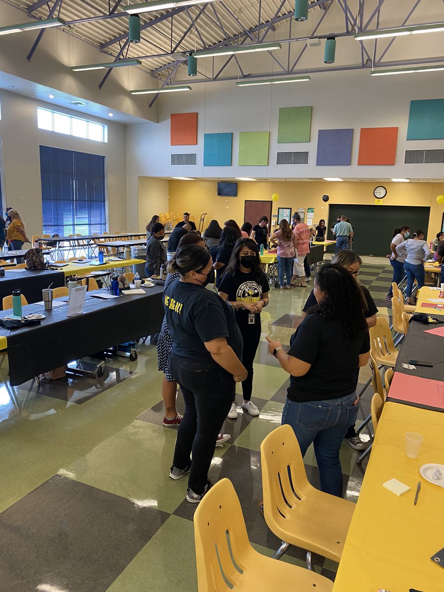 TajonarGabriel's tweet photo. So Happy to be back and welcome all our amazing staff! This is going to be an amazing year!!!

Súper Feliz de tener a todos nuestros maestros de regreso! Este será un súper año!!!
@OakCrestStinger @ECISDtweets https://t.co/COkH8asA78
