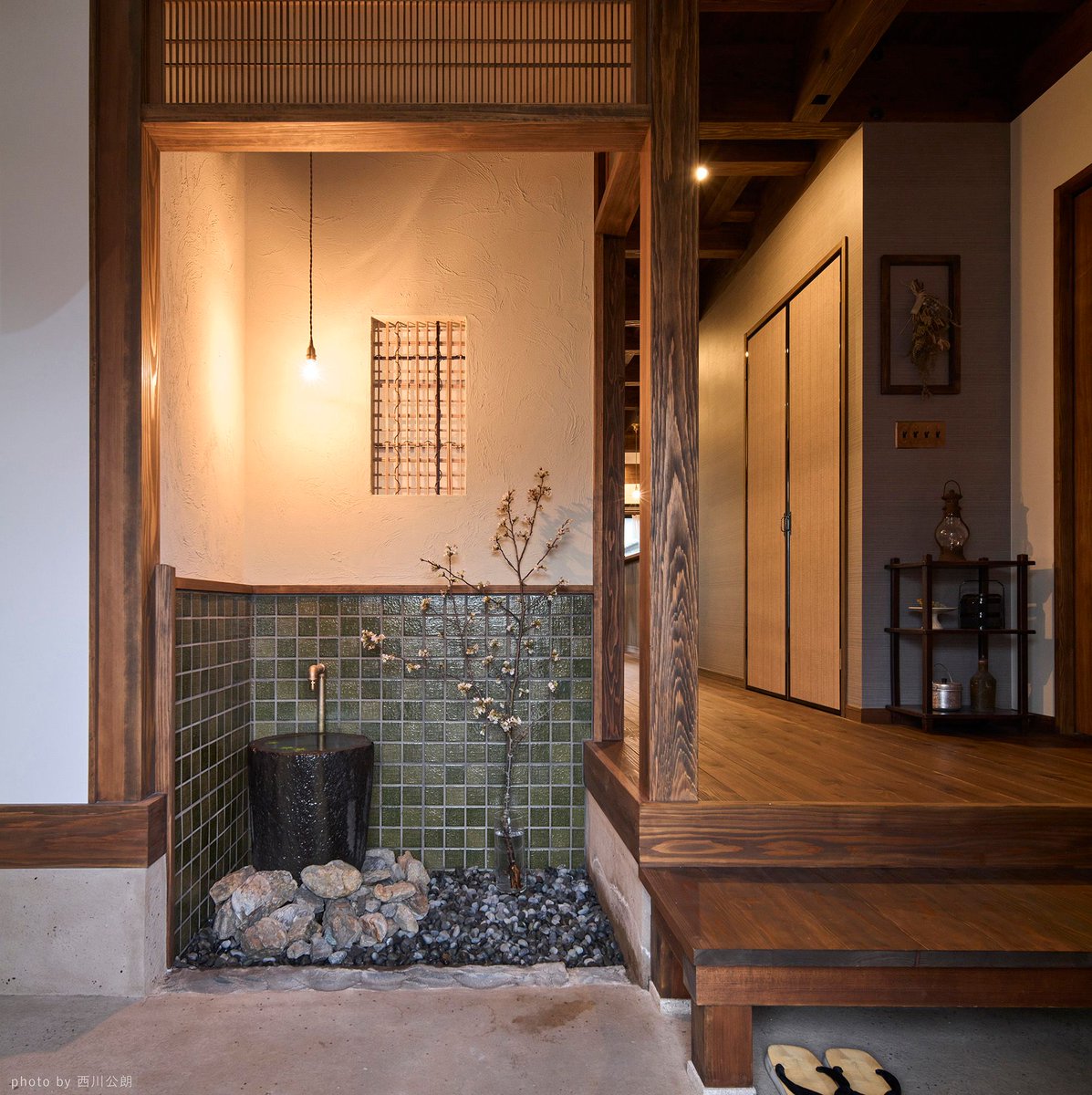 株式会社未来工房 温泉宿を訪れたような 落ち着きとわくわくを同時に感じられる 未来工房 未来工房の家 木造 木造住宅 木の家 無垢の木 自然素材 自然素材の家 天然素材の家 自由設計 注文住宅 玄関 玄関土間 手水鉢 土壁 塗り壁 温泉宿