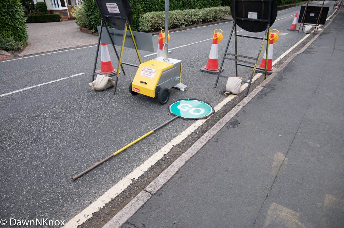 SunriseCalls's tweet photo. Fancy leaving that lying there inviting people to have a go! I was tempted but I promise I didn't touch it! #Tempted #Resisted #HaveAGoWithAGoLolipop #Go #DoNotGo #LeaveItAlone https://t.co/OKTilFQSFx