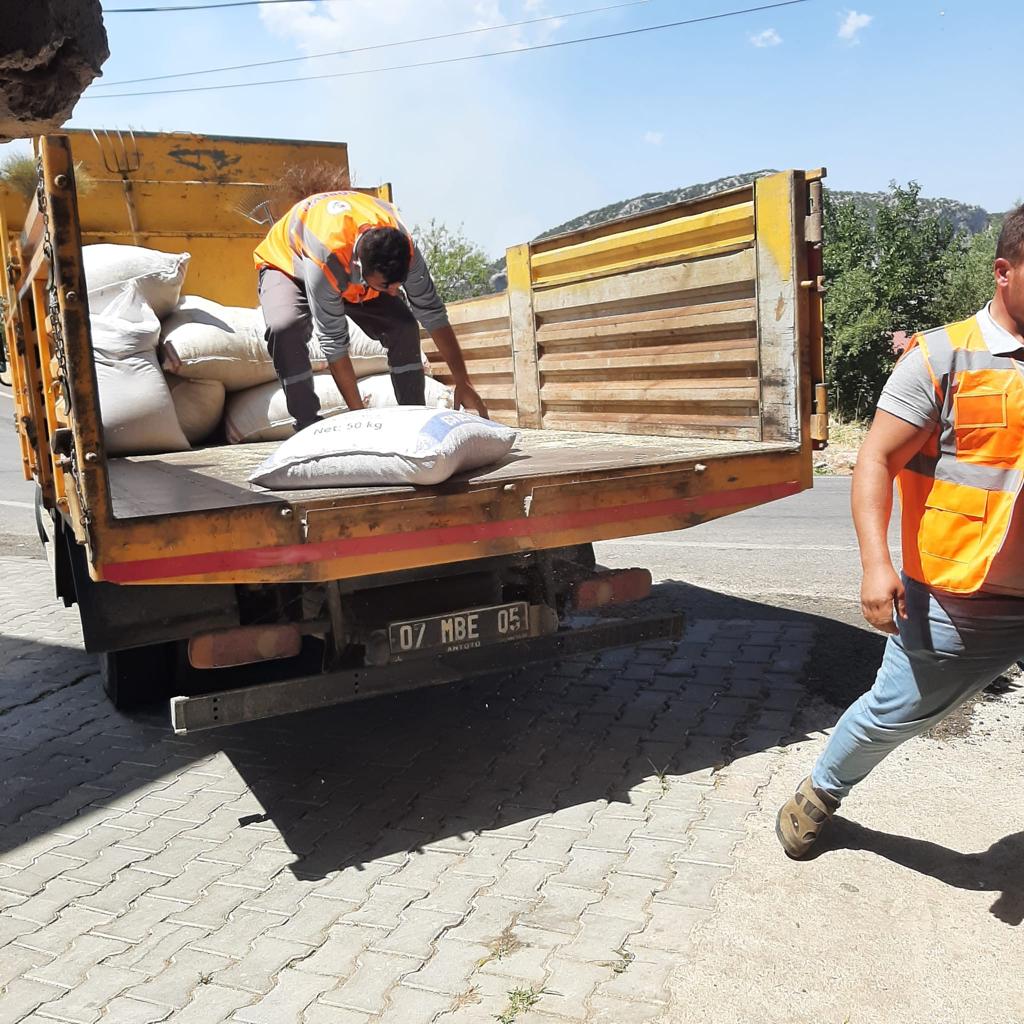 Gündoğmuş'a ilave bir ekip daha sevkettik. Yaraların sarılması için mesai arkadaşlarımız üstün bir gayretle her yere ulaşmaya çalışıyor.