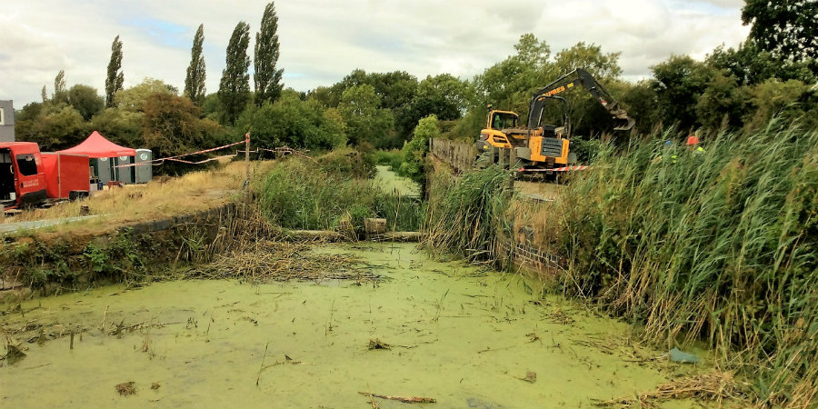 CRTBoating's tweet photo. A few #Grantham Canal pics for #ThrowbackThursday - this is what #Lock14 looked like not so long ago, it's now been totally transformed into a working lock. Huge thanks to @GranthamCanal @wrg_navvies @CRTEastMidlands and all involved in the project. https://t.co/WqKWacTaZ2 https://t.co/YleBJllGMQ