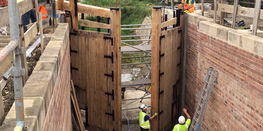 CRTBoating's tweet photo. A few #Grantham Canal pics for #ThrowbackThursday - this is what #Lock14 looked like not so long ago, it's now been totally transformed into a working lock. Huge thanks to @GranthamCanal @wrg_navvies @CRTEastMidlands and all involved in the project. https://t.co/WqKWacTaZ2 https://t.co/YleBJllGMQ