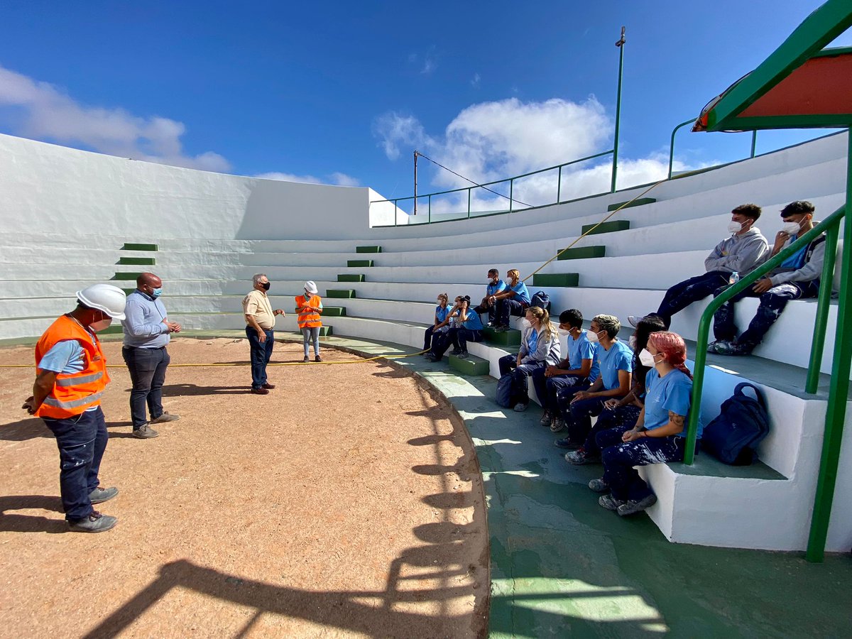 PuertoRosario's tweet photo. 📍El concejal de Desarrollo Local, @DavidPerdomoG, y el jefe de sección de los PFAE del @SCEmpleo, Antonio Ojeda, han evaluado positivamente el trabajo desarrollado por el alumnado de los PFAE de @PuertoRosario en una visita realizada a los programas. 
ℹ️https://t.co/TC661T4fIt https://t.co/0lBafvDyI8