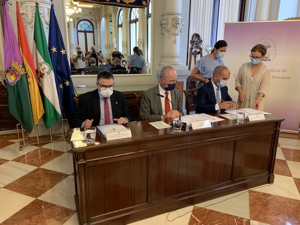 ICOFMA's tweet photo. 🤝❤️ Este jueves el @cofmalaga y la Fundación España Salud han firmado un convenio de colaboración en el Ayuntamiento de @malaga para dotar a las farmacias de la ciudad dede desfribiladores. #MalagaCardioprotegida
https://t.co/p0FqI3vNUG https://t.co/4YDXQ9vcdd