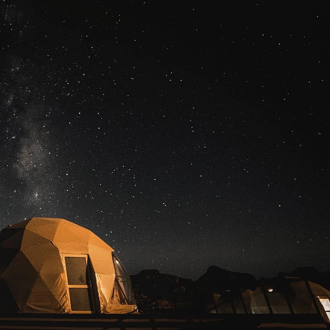 suncitycamp's tweet photo. Elegant &amp; charming atmosphere all you can find in Sun City Camp!

أجواء أنيقة وساحرة هو كل ما يمكن أن تجده في مخيم مدينة الشمس !

#Suncitycamp #WadiRum #Jordan #Travel #Desert #Tourism #Martian #Dome #visitjordan #Glamping #Adventure #Experience #ShareYourJordan #Petra #Mars https://t.co/ihOg1nZWQP