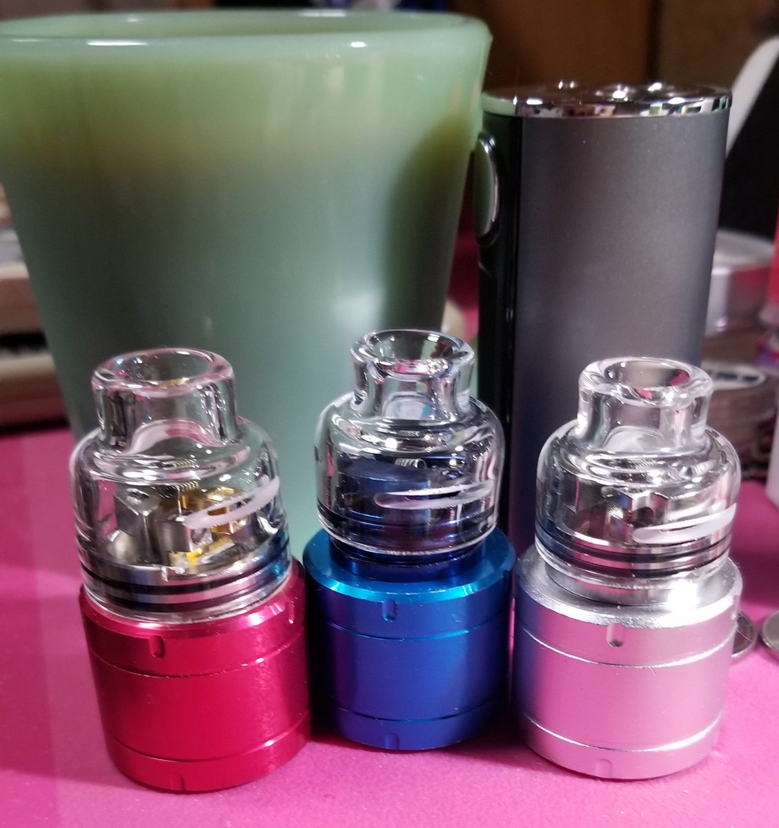 mie_0816's tweet photo. TrinityのGlassキャップ達並べると涼しげよね🤤💨💨
コバルト色のガラスが好きなんだけどやっぱりGlassキャップは透明なのがいいんだろうな😊
#trinityglass https://t.co/D1E5fzeB0b