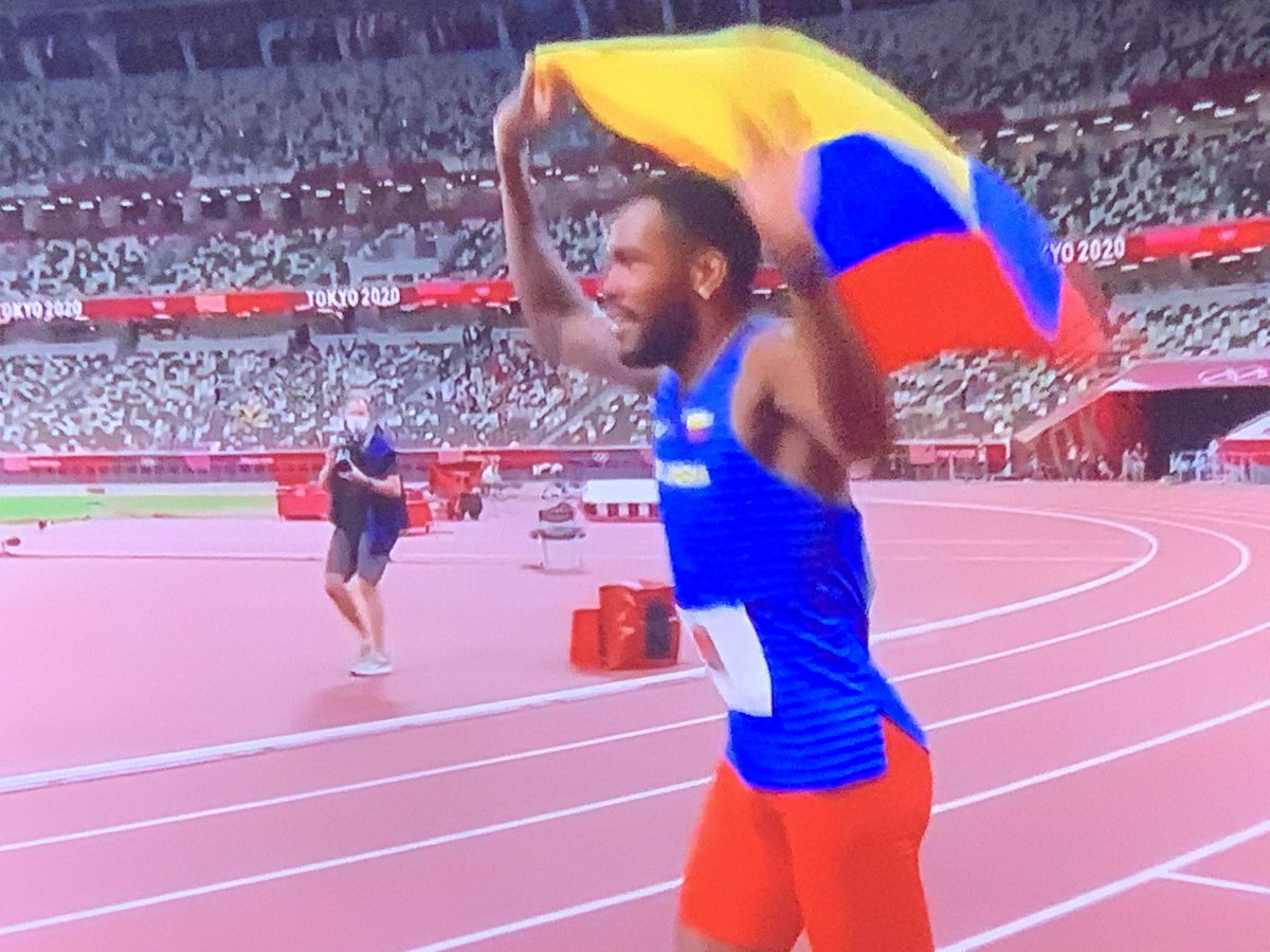 margaretojalvo's tweet photo. Atención #Colombia #Guajira #AntonyJoséZambrano gana #medallaplata #silver 400 metros 44.08 histórica colombia categoría masculina #400mt #atletismo #felices #silver @aldiaconmariac @LaGranNoticia @gpuerta @OJALVOASOCIADOS @ojrojasp pics #MO by #caracolsports @caracoltv https://t.co/W2IhtcwEbf