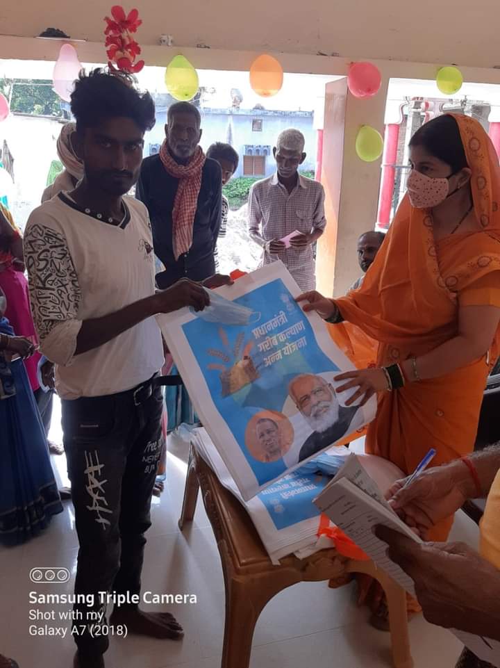 sujata305's tweet image. आज अपने ग्राम सिकटा में प्रधानमंत्री गरीब कल्याण अन्न योजना का सुभारम्भ किया, ग्राम प्रधान जी,और गांव के सभी संमानित लोगों का आर्शीबाद  प्राप्त हुआ