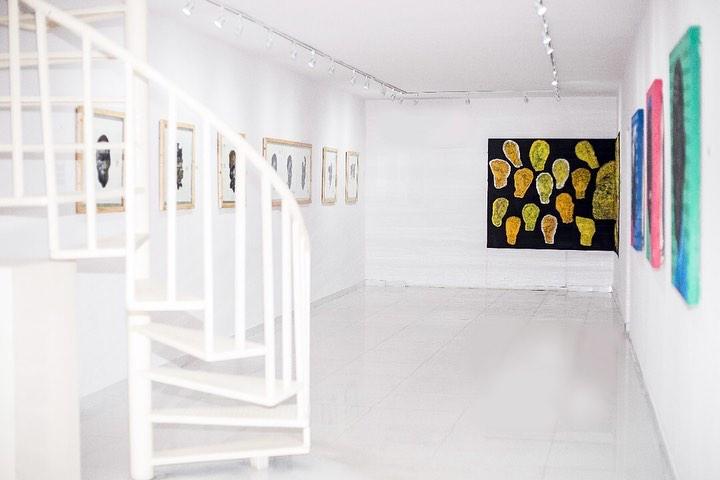 ReleGallery's tweet photo. ‘Making Face’ is focused on exploring the relationship between the main image and areas of interstice. How does the peripheral influence our understanding of the main subject? 

Installation View, 'Making Face'.

#MakingFace #ReleLagos https://t.co/6zumpwQqVc