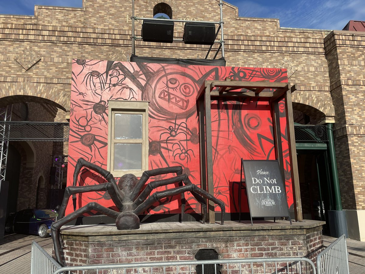 insideuniversal's tweet image. Props have been added to the San Francisco scarezone.