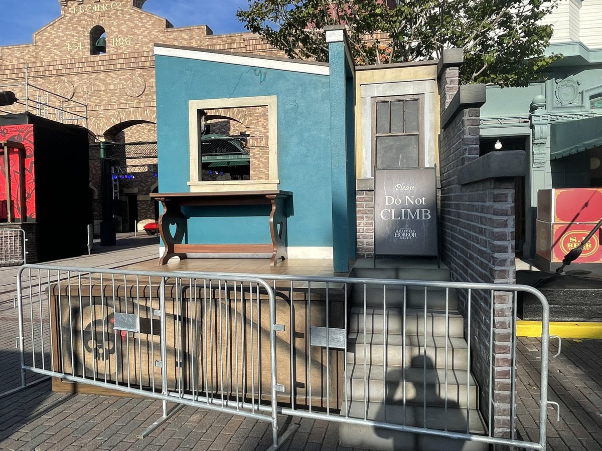 insideuniversal's tweet image. Props have been added to the San Francisco scarezone.