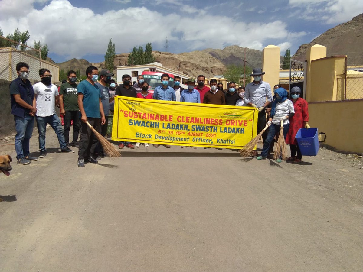 DIPR_Leh's tweet photo. A ten-day Sustainable Cleanliness Drive conducted by the Block Development Officer, Khaltsi, commenced today in Khaltsi. SDM Khalsti, Suhail Ahmad, flagged off the cleanliness drive held from SDM Office up to TCP Khaltsi.
#SwachhLadakhSwasthLadakh
#KeepLadakhCleanUseDustbin https://t.co/nYcOkEr6E5