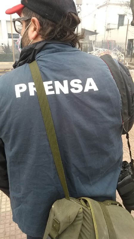 RamiroGiganti's tweet photo. #LomasDeZamora
Agresión policial a fotógrafo de ANRed
Mientras se desarrolla la represión policial en la Municipalidad de Lomas de Zamora contra integrantes de movimientos sociales, resultó herido con un disparo de bala de goma.
Más información: 
https://t.co/z2zlFKVOcD https://t.co/qAQXxanoU3