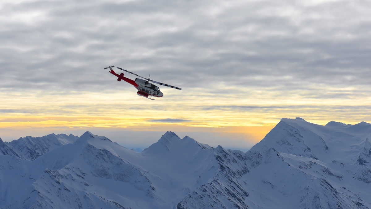 Flying high above the Cariboos Mountains. The Cariboos Lodge, arguably has the most varied terrain of any of the CMH lodges. It has an expansive tenure to explore and due to its northerly location, it can enjoy prime heli skiing conditions up until spring. 📸Danny Stoffel