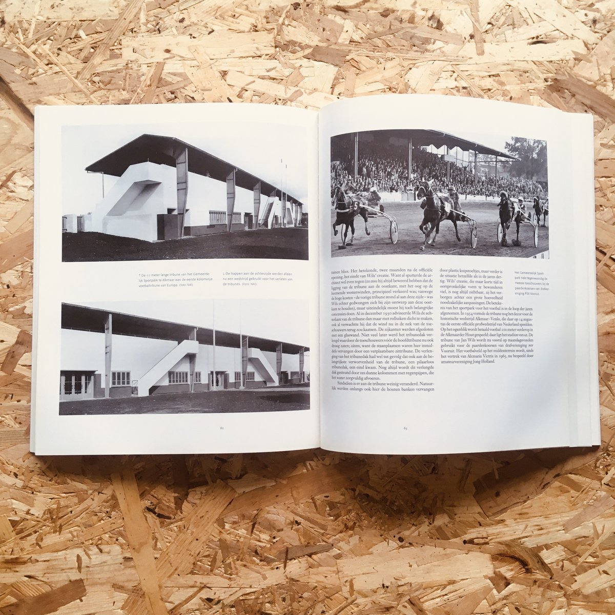 𝐑𝐄𝐒𝐓𝐎𝐂𝐊 | ARCHITECTURE ON THE SIDELINES by <a href="/tijstummers/">Tijs Tummers</a> 

🇳🇱 A beautiful history of football stadia in the Netherlands. The text is all in Dutch but there are loads of great photos that more than makes up for it.

🛒 stanchionbooks.com/products/archi…