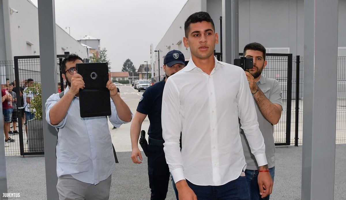 SpursTracker's tweet image. According to my sources, the earlier flight was Spurs reps returning to London having overseen the 1st part of the medical. Romero is now en-route, with his own reps. Both flights booked by agency that Spurs use, difficult to tell the diff looking at the plans. Easy in hindsight.