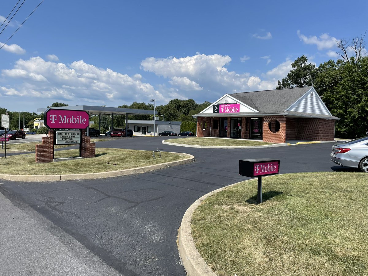 Check out this cool little store, in an awesome little town. Welcome @TMobile to Gettysburg, PA! #SMRA #5GforAll @Stathi25 @ChappyCLT @JohannesPiket