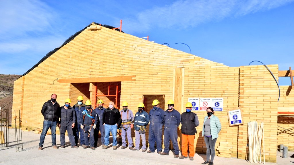 EzeVelezOk's tweet photo. En la jornada del jueves, Jorge Lara, Secretario de Desarrollo Territorial y Ambiente de la provincia de Neuquén visitó #LosMiches. Juntos recorrimos la obra en ejecución de la hosteria que lleva adelante personal de #CORFONE, y que busca potenciar el turismo en la Zona Norte. https://t.co/xRSdohyk6T
