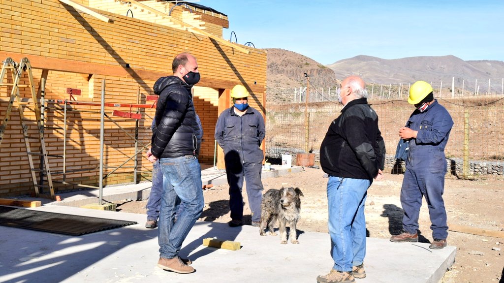 EzeVelezOk's tweet photo. En la jornada del jueves, Jorge Lara, Secretario de Desarrollo Territorial y Ambiente de la provincia de Neuquén visitó #LosMiches. Juntos recorrimos la obra en ejecución de la hosteria que lleva adelante personal de #CORFONE, y que busca potenciar el turismo en la Zona Norte. https://t.co/xRSdohyk6T