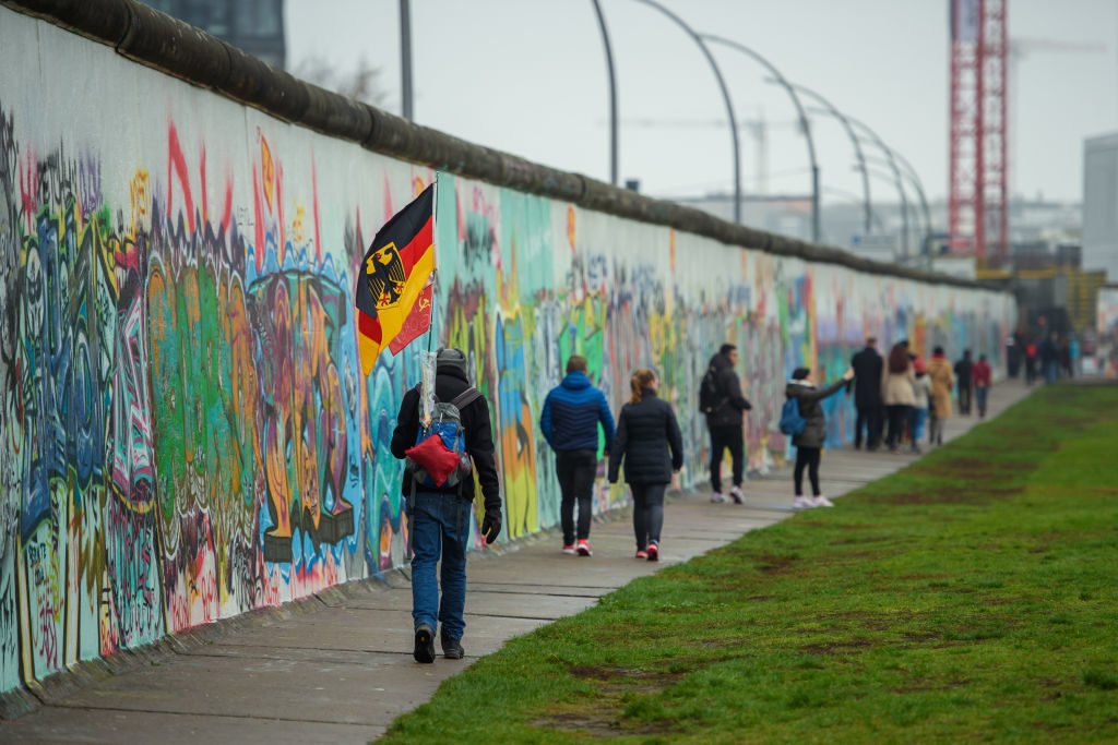 Brand new @TheRestHistory episode with @Iain_MacGregor1, @dcsandbrook & @holland_tom talking about The Berlin Wall. 

Yes please!

Was the fall of the Berlin wall where the long nineties really began? 

Meet you at Checkpoint Charlie. 🇩🇪

podcasts.apple.com/gb/podcast/83-… @goalhangerfilms