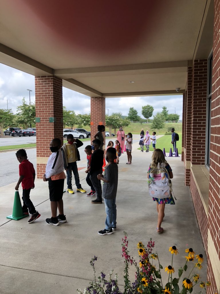 Practice makes perfect.  Practicing our afternoon dismissal process.#weareracers #fueledbyenthusiam <a href="/RCE_HCS/">RCE_HCS</a>