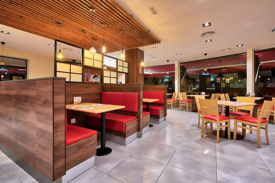 #DisfrutaPizzaHut en cualquiera de nuestros rincones ¡Y haz tus momentos únicos! ¿Dónde estamos? → 📍 Av. Juan Diego (Ed. Corona Center) Local 11| Bormujos