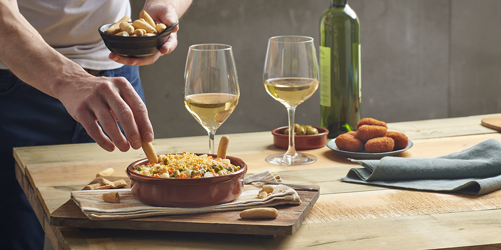 Sorprende a los tuyos sirviendo la ensaladilla rusa en un formato diferente: cazuelita de barro, mini-cocotte…Porque la #felicidad  está en los detalles.

#sorprendeatusinvitados #trucosdecoinafáciles #casamas