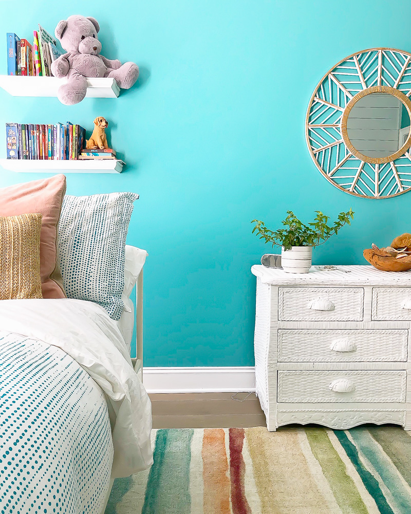 Lily's beach vibe bedroom makeover was one of my favorites. dukemanorfarm.com/2020/07/beach-…