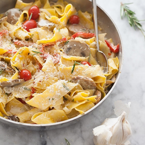 diekuchemex's tweet photo. Receta de Pasta Pappardelle con Salchicha y Marsala.
El vino marsala es el ingrediente clave aquí. Cocido a fuego lento con romero fresco, el marsala crea un sabor incomparable.
https://t.co/7FmkFnlQg9
#recetas #pasta #amolacomida https://t.co/dz8MaHqPEN