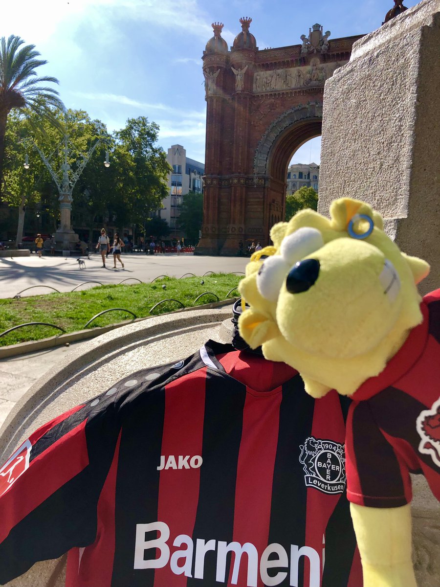 bayer04_es's tweet photo. ¡Qué bonita camiseta! 🖤🇪🇸❤️

¿A quién en Barcelona le quedaría bien? 🤔 https://t.co/Nmt5veK3GN