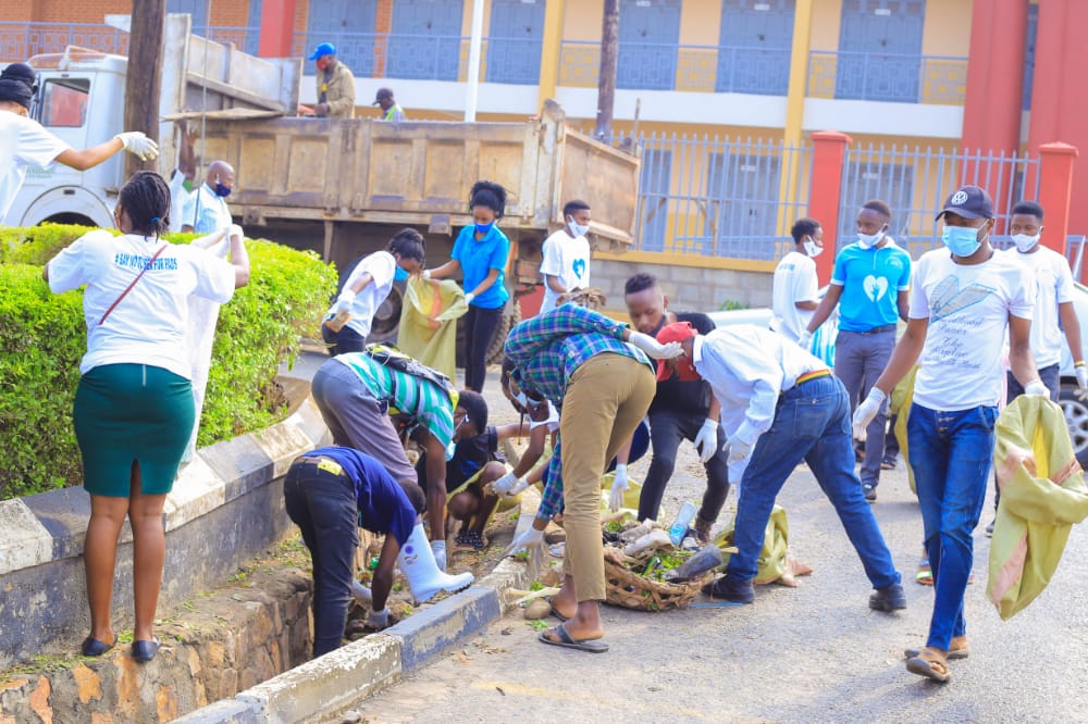 We are glad to have conducted the #keepkaseseclean a campaign aimed at conserving our society @WinnieKiiza @HeliBaibe @Tutumami3 @UNICEF @EdrineKMusic @KabbyangaB @RHUganda @unwomenafrica @AgnesIgoye @reagankuly @Apipawe24 @pintoShaipuma