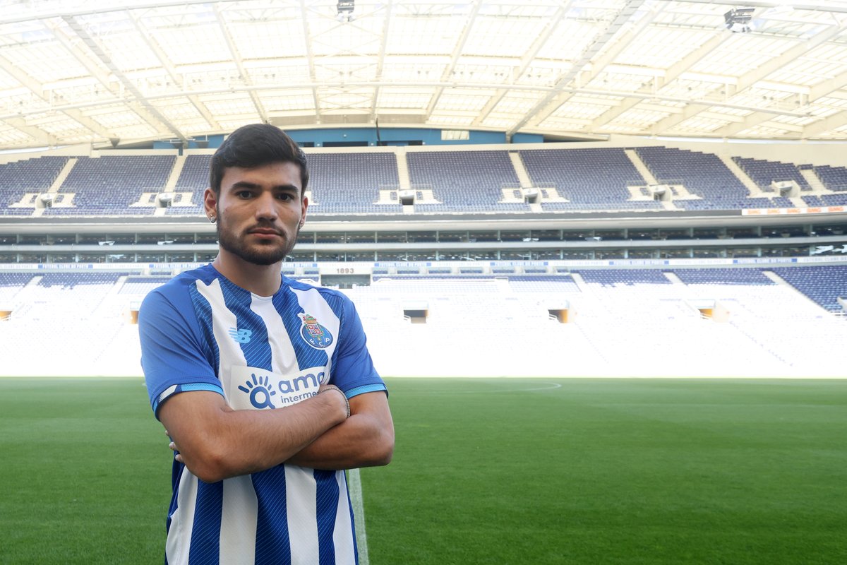 IvaNFCPortO's tweet photo. Добро пожаловать, Каике! 🔵⚪
⚽ Нападающий 🐉 21 год 📍 Бразилия
🔙 Из «Томбенсе» (аренда с опцией выкупа)
ℹ Войдёт в состав команды Б
#Caíque #FCPorto #FCPortoB #ComoNósUmdeNós https://t.co/1XkrD3Nzfu