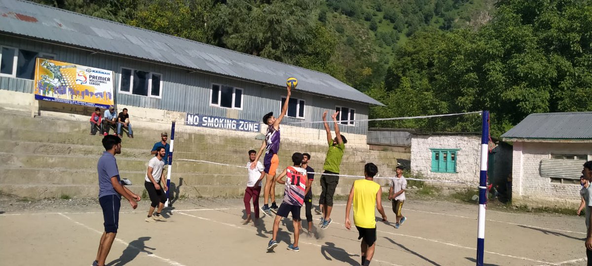 IqbalKashmiri13's tweet photo. Volleyball match between Tangdhar &amp; Gomel at #Nachiyan 
#KarnahPremierLeague 
#TangdharValley #Karnah Kupwara. 

#KashmirForTiranga #KashmirLovesGreen 
#SofieKashmir 
#YomEumeed 
#5AugustGoldenDay https://t.co/8VwhSKOtFf