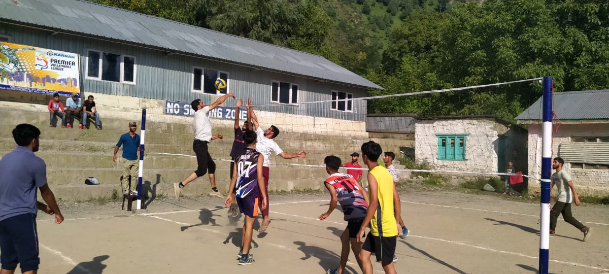 IqbalKashmiri13's tweet photo. Volleyball match between Tangdhar &amp; Gomel at #Nachiyan 
#KarnahPremierLeague 
#TangdharValley #Karnah Kupwara. 

#KashmirForTiranga #KashmirLovesGreen 
#SofieKashmir 
#YomEumeed 
#5AugustGoldenDay https://t.co/8VwhSKOtFf