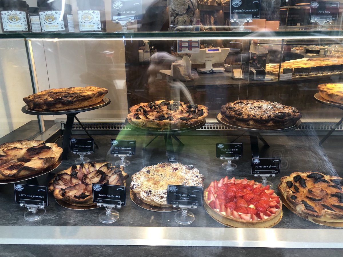 PRothenbuehler's tweet photo. Vu aujourd’hui, dans la vitrine d’une pâtisserie, rue Centrale, Lausanne. Tous les gâteaux cramés à fond….Où est le patron qui veillà la qualité? La honte….. https://t.co/5eiLw2JDsj