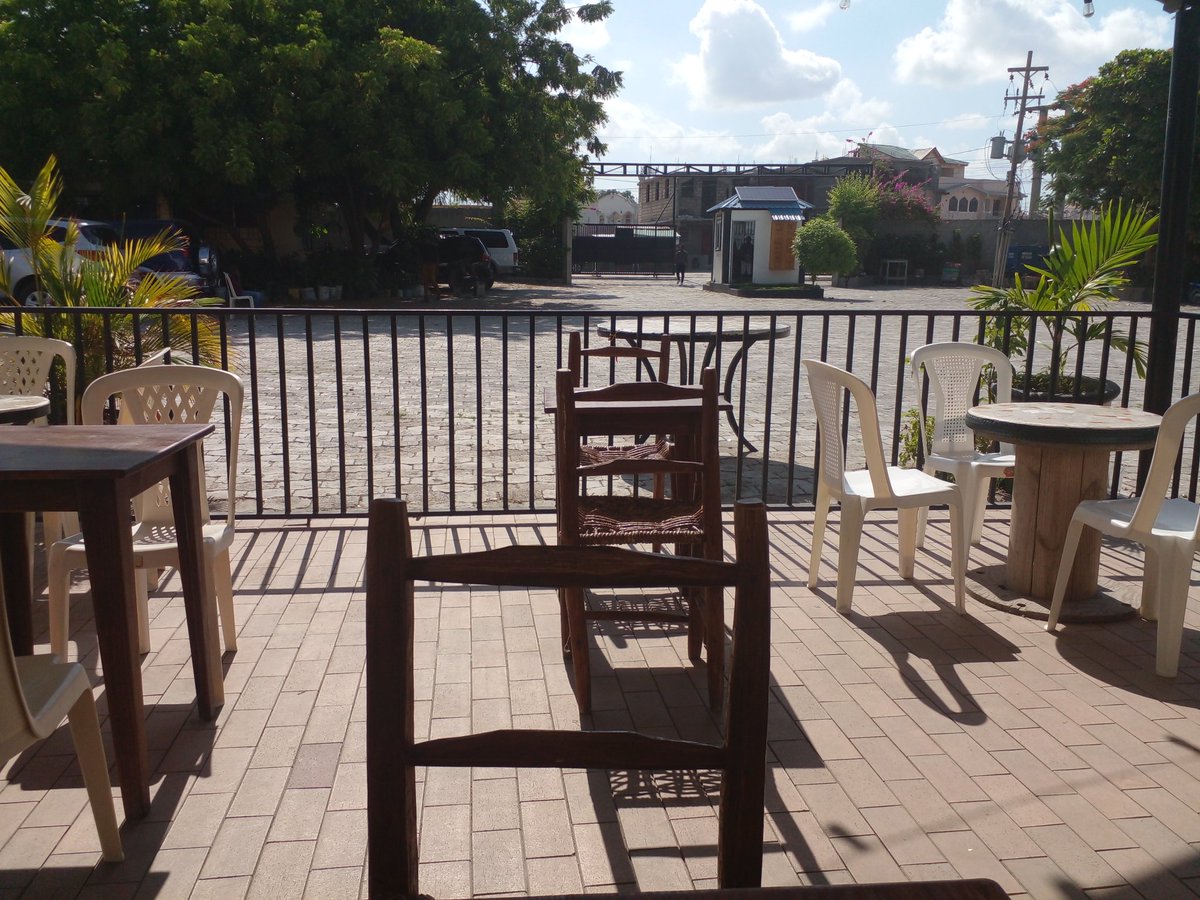 Sa komanse konsa maten an.
Nou vini, nou viv, nou renmen 
Nou li, nou ekri, nou travay 
Rès la pou listwa, sèl zèv yo k ap rete 
#4chemins