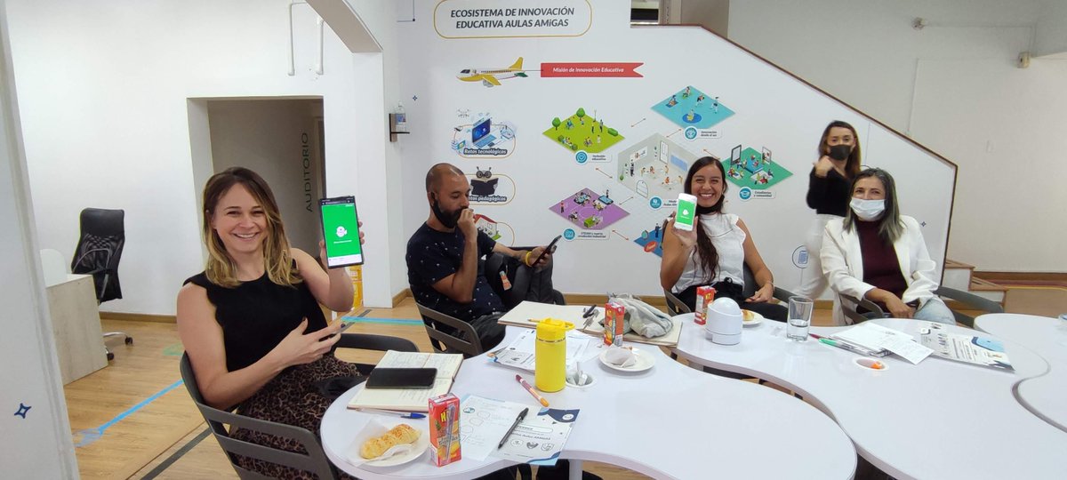 AulasAmigas's tweet photo. Muy felices por la visita de @Comfama a nuestra Sala de Experiencias Aulas AMiGAS. En este recorrido interactuaron con todas las herramientas de innovación educativa y hablamos sobre los retos que tenemos en la educación en Colombia. 

#AulasAMiGAS #inspiracioncomfama #innovacion https://t.co/jgeGj3Oa8j