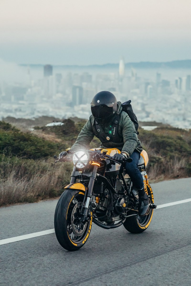 Velomacchi's tweet photo. Evening cruise with @ajpushkarna and his awesome custom Ducati sport 1000 build 🏁 #workplayadv 📷 @mrpixelhead Featuring our 28L Speedway Rolltop Backpack https://t.co/4xfAVlMti8