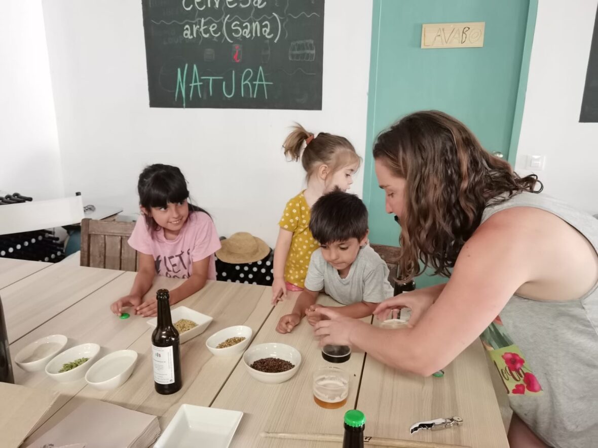 terresebretur's tweet photo. 🍺 Sabíeu que la #cervesa artesana és més saludable i rica? 

👪 Descobriu-ho en família a #EbreWine on sabreu com s’elabora una artesana mentre la canalla participa d'un taller familiar on posaran a prova la seva destresa olfactiva.

👉 https://t.co/zCrz1rZWQB

#TerresdelEbre https://t.co/Ejszu9wenY