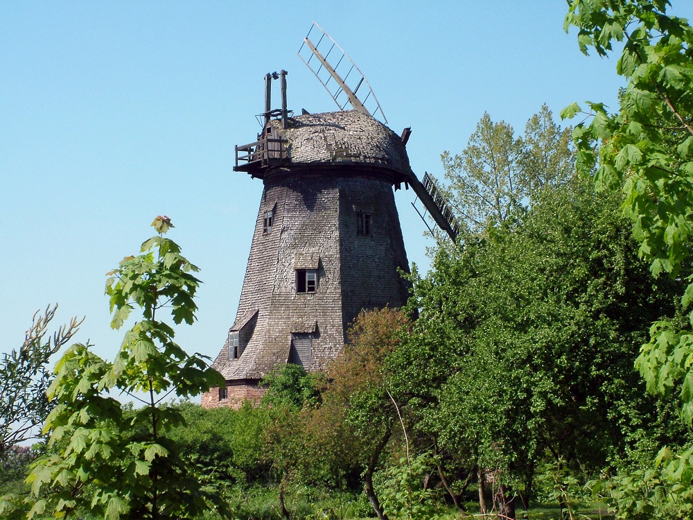 Mennonites were invited to Poland’s Vistula Delta in 1562 when a Polish merchant needed swampy land drained. He figured Dutch Mennonites with their swamp-draining experience were the right people for the job. This windmill is located in historic Ladekop. #mennonite #history