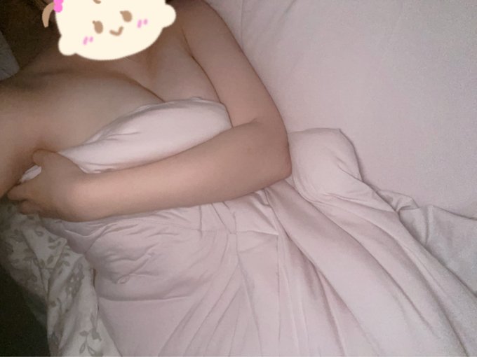 裸ベッド❤️🤍❤️

彼をエッチに誘うために裸でいるのに

もう寝ちゃってる(´･_･`)

だれかこの気持ちをおさえさせて「笑」 https://t.co/9AapNhj9Bd