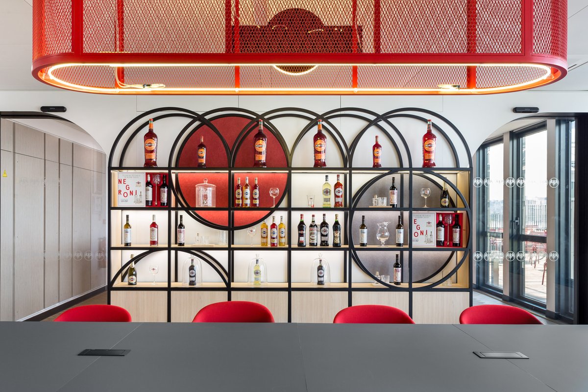 IAarchitects's tweet photo. Cheers to new adventures 🍸 This Parisian office showcases local art, bold colors, and encourages collaboration. 

@BACARDI, Paris, France
Photography © by Benjamin Genet 

#Bacardi #WorkplaceWellbeing #InteriorArchitecture #WorkplaceArchitecture #ParisWorkplace #ParisFrance https://t.co/JML79t7jfc