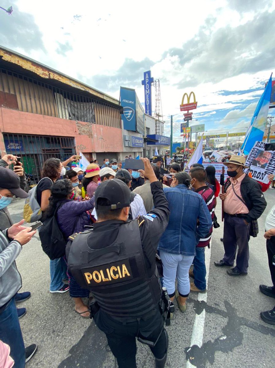 landivarianos's tweet photo. ¡El gobierno continúa con la intimidación!

Presencia de policía antimotines en el bloque pacífico de la Calle Martí.

Pueblo que escucha, ¡Únete a la lucha! Todavía hay tiempo de acuerpar las causas justas. 

#RenunciaGiamattei #HastaQueCaigan https://t.co/P3Dgie0rrG